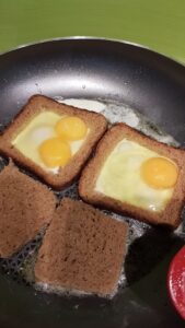 A pan of food with eggs and bread – web foto veselības blogam