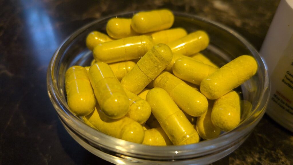 Dzeltenas berberīna kapsulas stikla bļodā tuvplānā